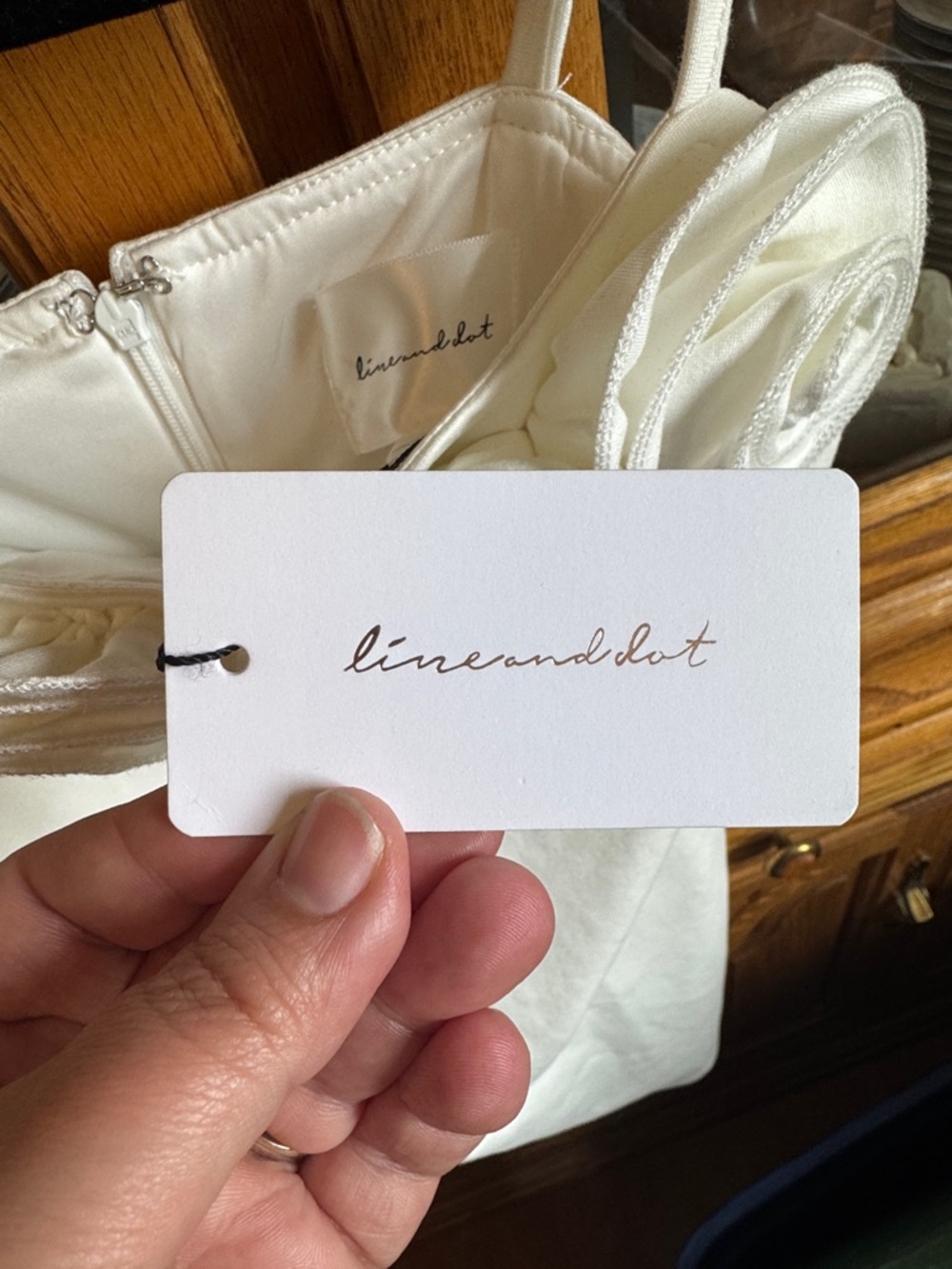 Line & Dot White Tag with Script Logo - Picture 3 of 3